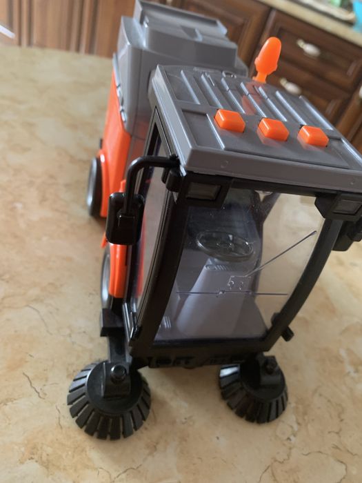 Іграшка для хлопчика: техніка: сміттєвоз з баком