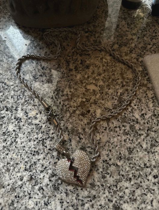 Colar coração partido