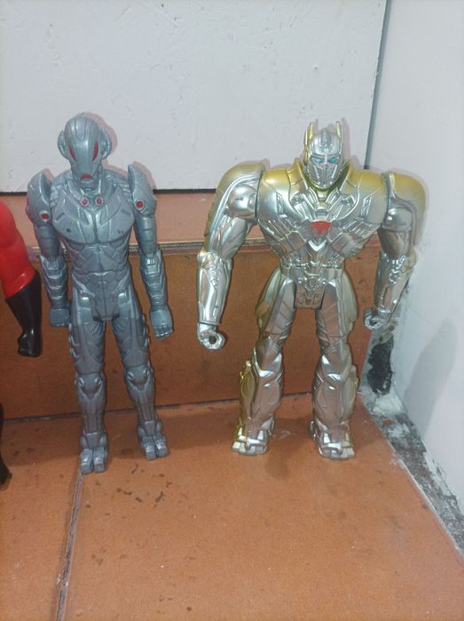 14 figurek vintsge superbohaterów Marvel od Hasbro ok 30 cm