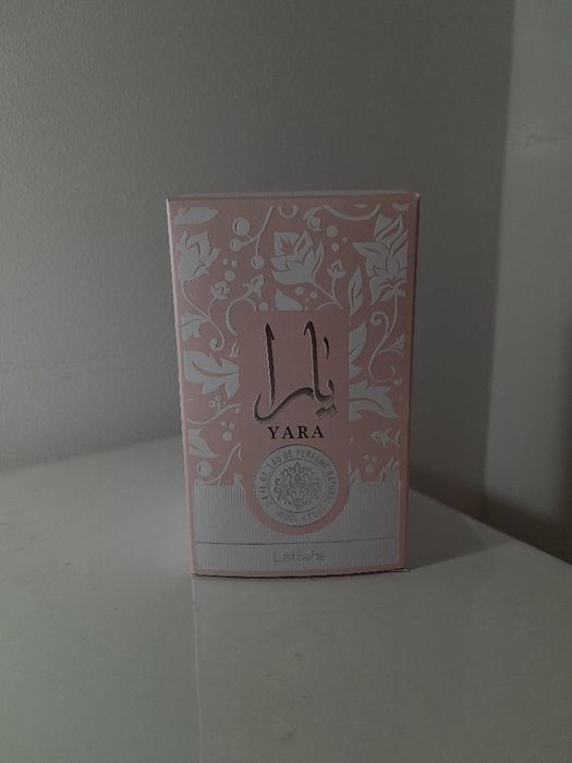 Pudełko po perfumach Yara Lattafa