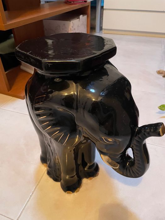 Elefante preto e dourado em louca