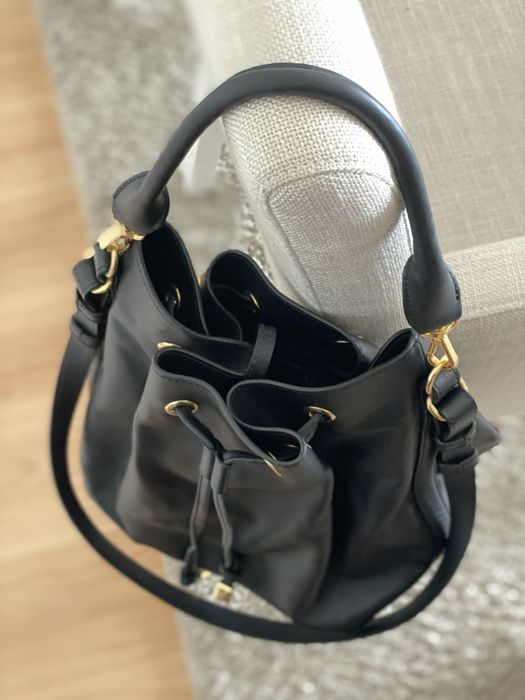 Bolsa bucket em pele preta com pochete interior