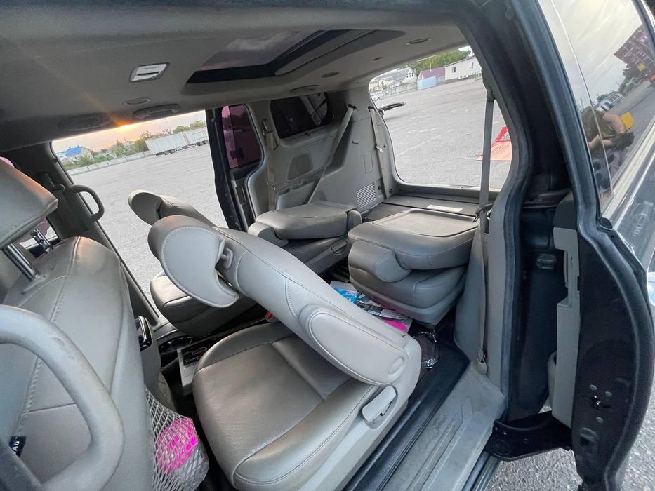 продаж Kia Carnival в гарному стані