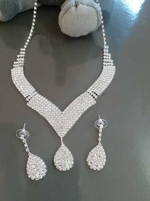 Conjunto colar / fio / gargantilha e brincos em brilhantes