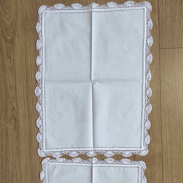 Naperons em linho e renda bordados á mão