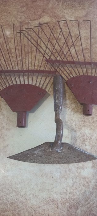 продам  крепку  сапу і граблі -  мітлу.