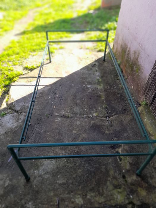 Cama de solteiro de ferro