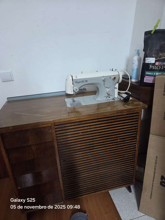 Máquina de costura faz ponto reto Zig Zag e borda