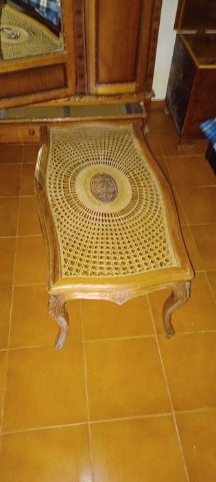 Mesa de centro em palhinha, Palhinha íntegra; pernas trabalhadas