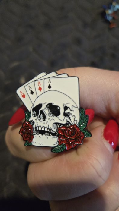 Przypinka karty i czaszka.