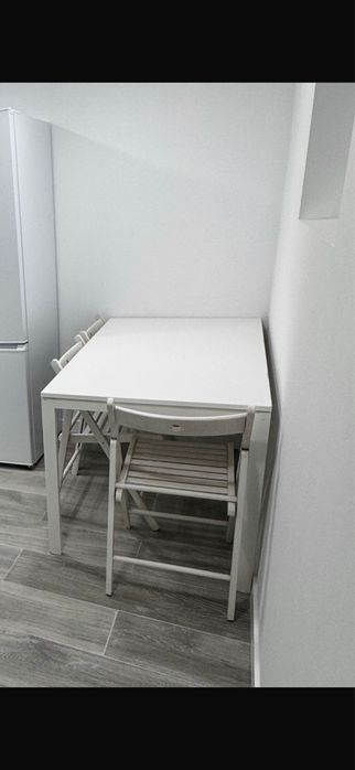 Mesa IKEA e 4 cadeiras IKEA