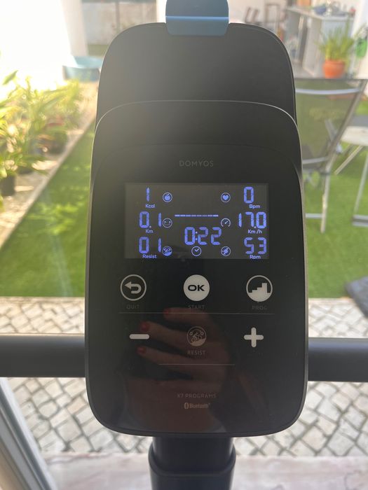 Bicicleta estática Decathlon EB520 autoalimentada - oferta de capa de selim e de tapete