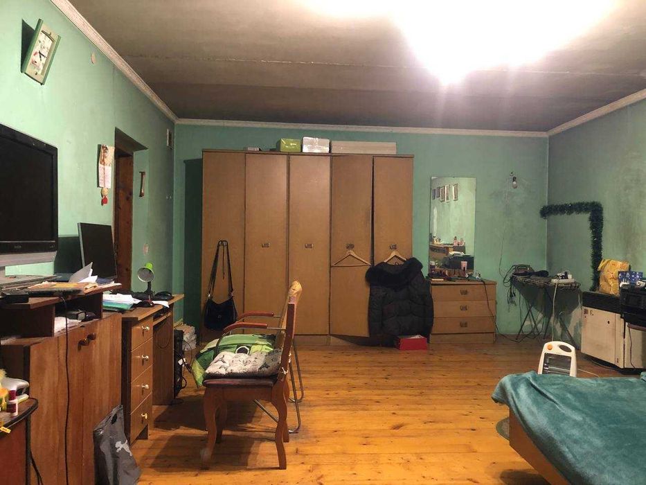 Продаж будинку і земельної ділянки