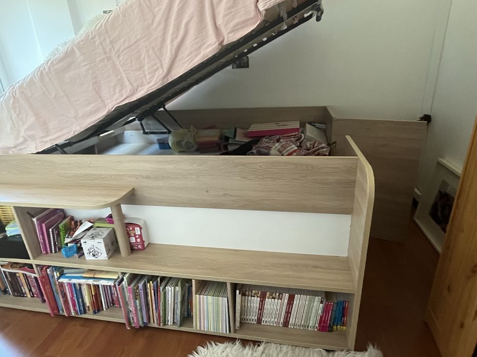 Cama(+ colchão ortopédico)de casal 183cmX133cm, arrumação e biblioteca
