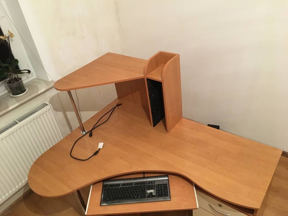 Стіл комп'ютерний