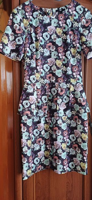 Sukienka w kwiaty H&M z baskinką r. 36