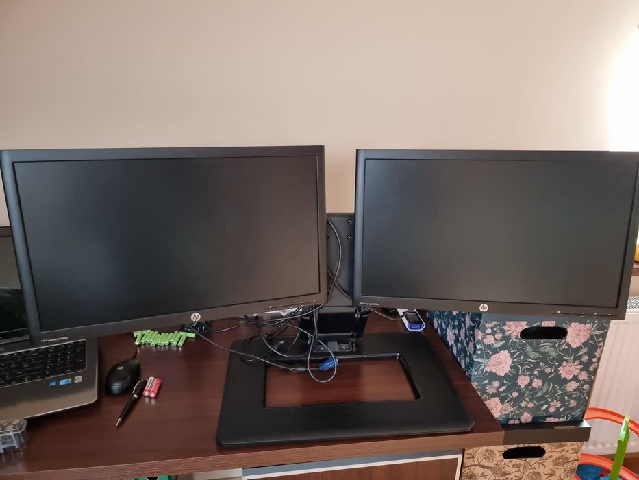 Podstawa z monitorami
