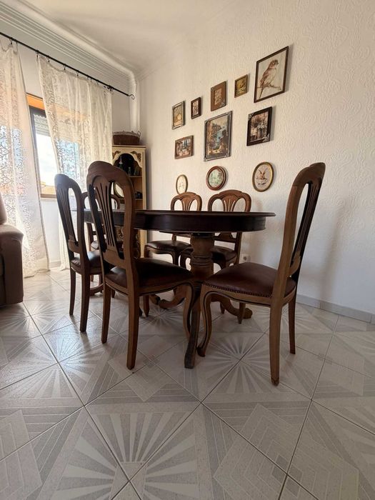 Mesa de Sala com 6 Cadeiras – 100€