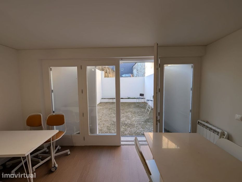 T0 renovado - Hospital Sto António-Mobilado/eletrodomésticos e terraço