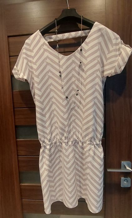 Sukienka w paski i zygzaki