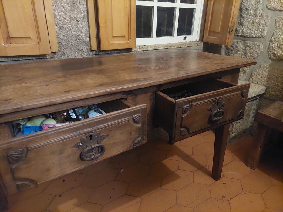 Mesa madeira maciça com 2 gavetas