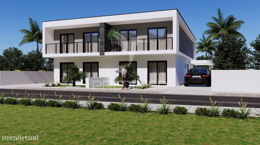 Moradia Bi-Familiar com Piscina- 2 Fracções T4