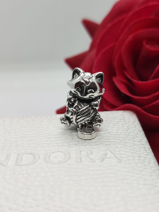 Charm's kotek z kłębuszkiem srebro S925