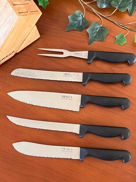 base de madeira só com 4 facas e 1 garfo