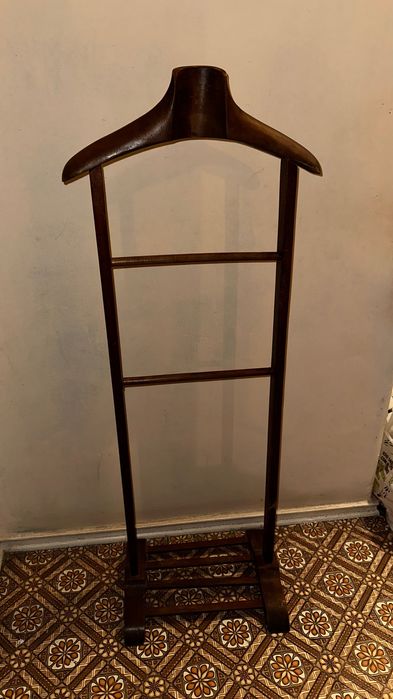 Cabide de pé para quarto