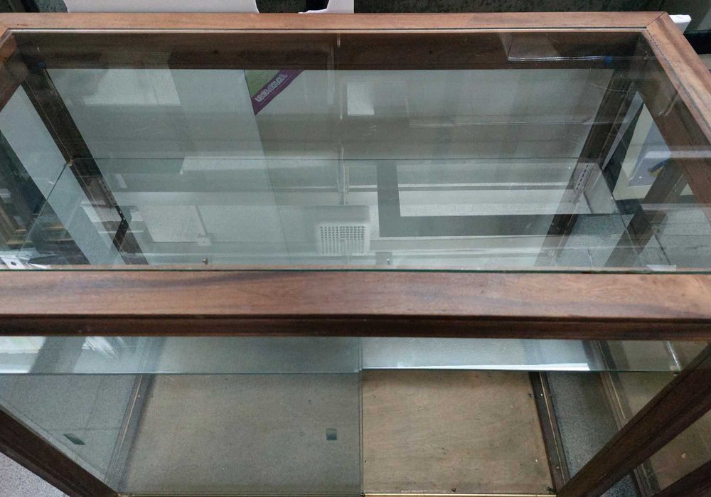 Vitrine em madeira antiga