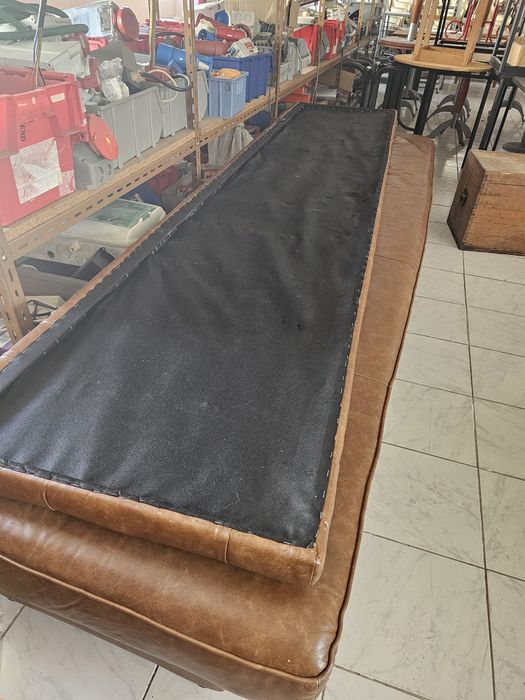 Sofá de pele castanho