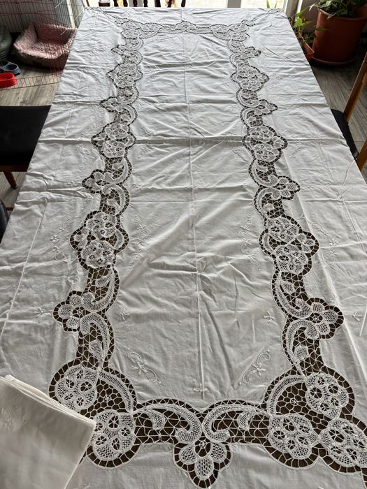 Toalha de mesa com bordado manual e renda de Bruxelas 300x170