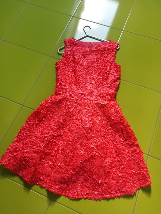 Śliczna malinowa sukienka dla dziewczynki