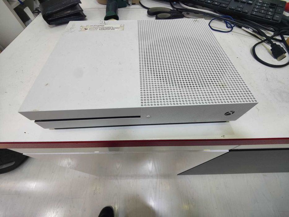 Xbox One s - só consola e cabos