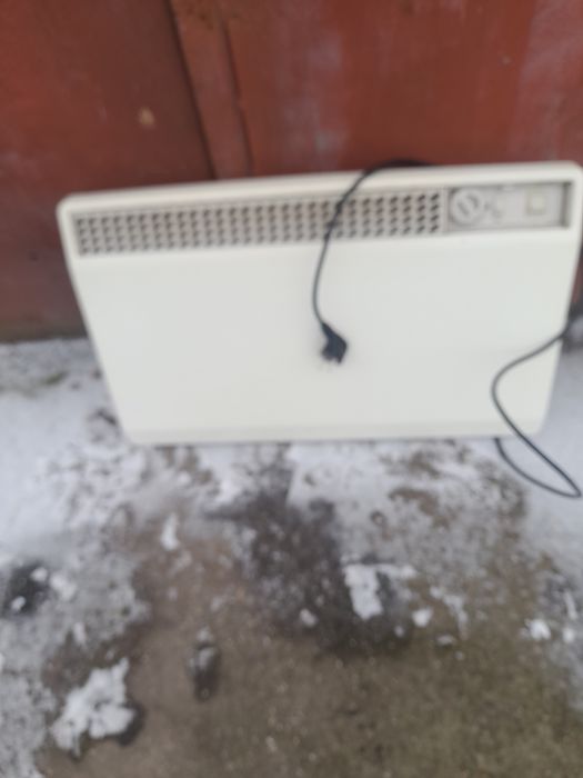 Grzejnik elektryczny na sciane.