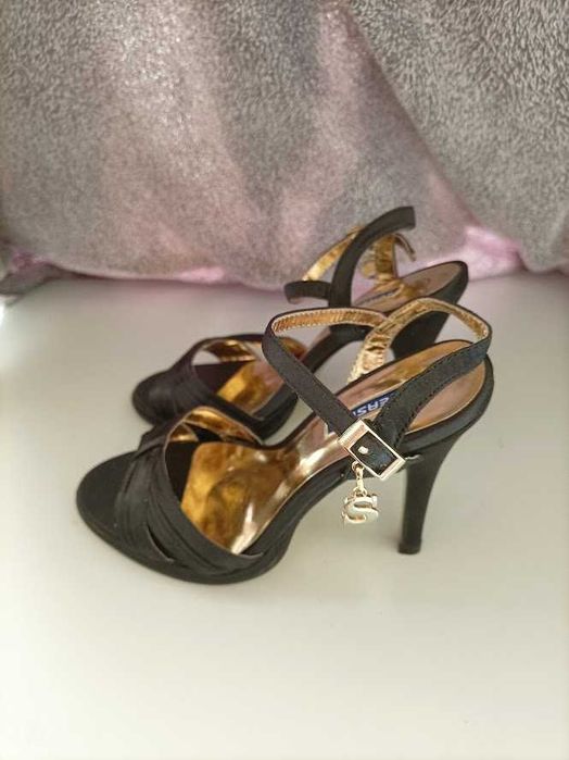 Sapatos em cetim da Seaside novos