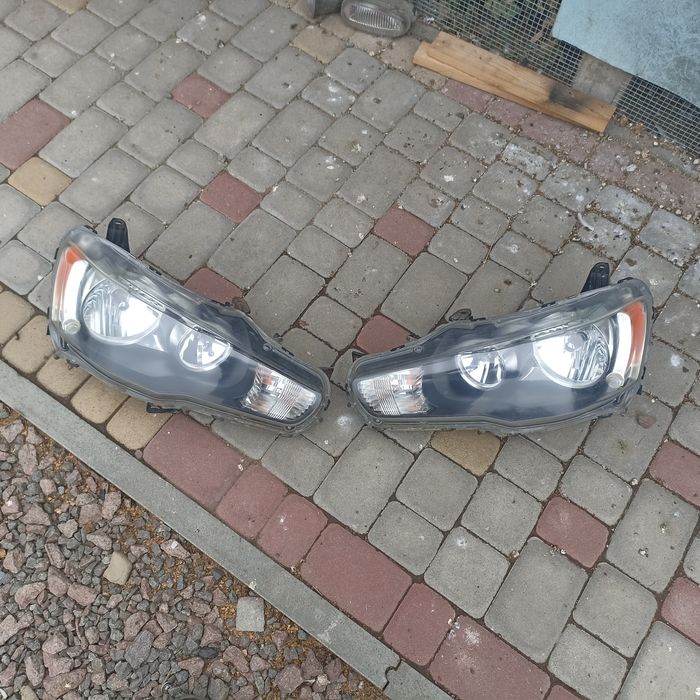 Мітсубісі ланцер х фари R L