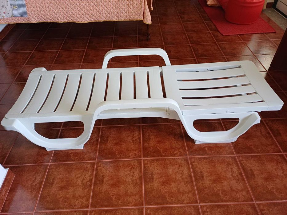 Espreguiçadeira de resina branco