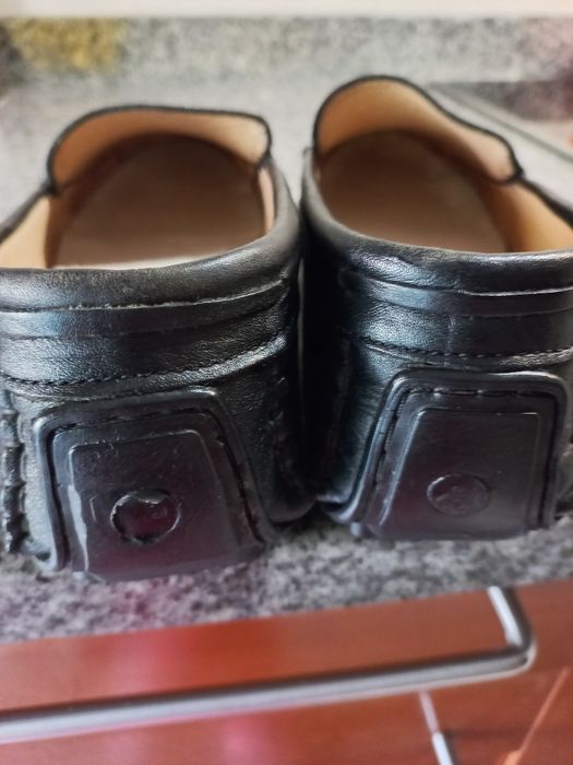 Sapatos pretos em pele