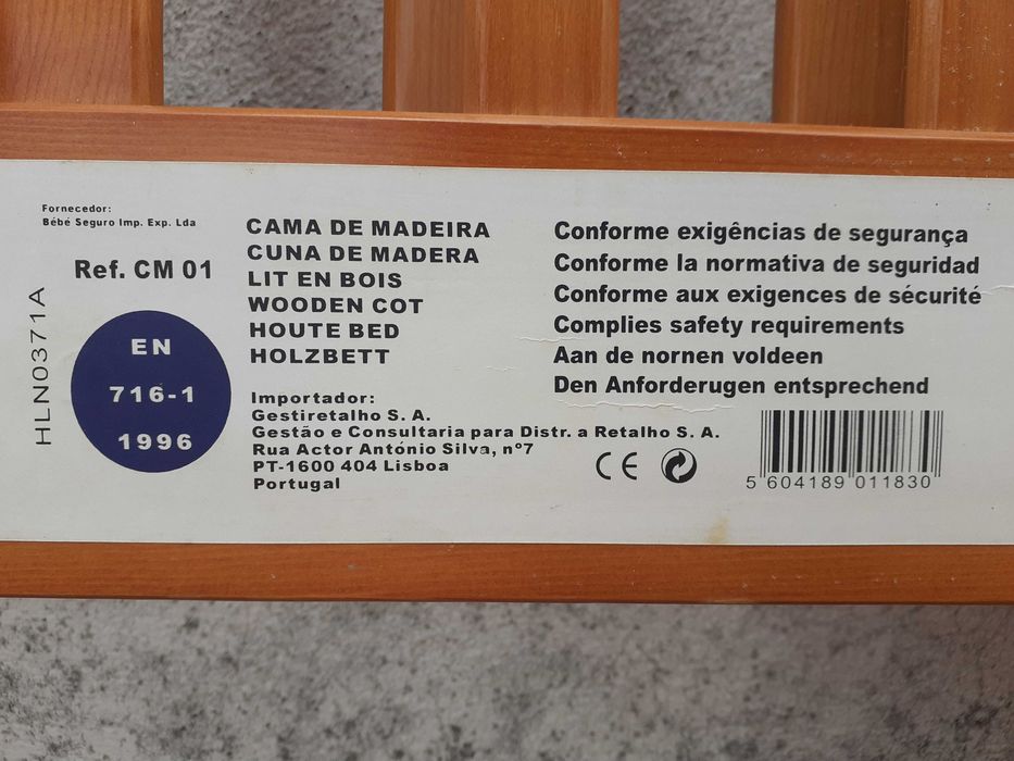 Cama de bebé em madeira