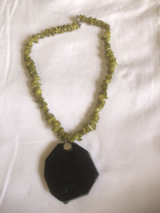 Colares com pedra de carvao