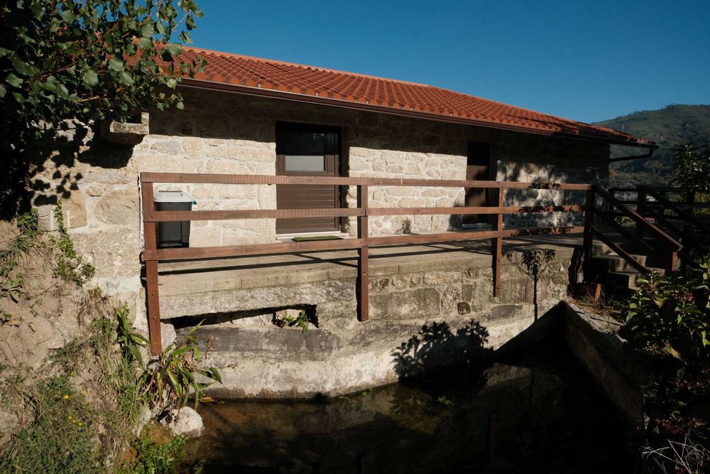 Casa em pedra c/ 5.000 m² de terreno, vinhas e lago | Minho