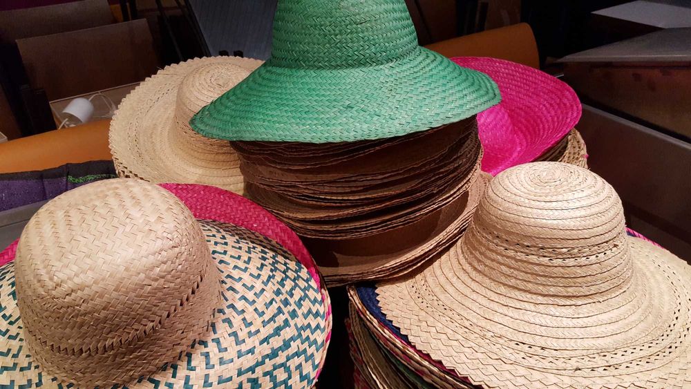 Chapéus de Palha Novos 1 euro - Candeeiros de Teto 15 euros