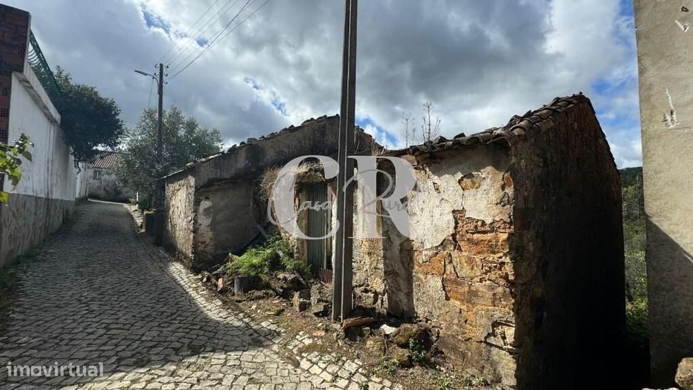 Conjunto de 2 habitações em pedra para renovação com quintal em Figuei