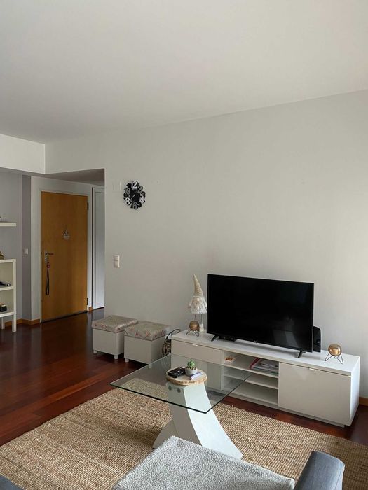 Apartamento T1 com garagem e mobilado