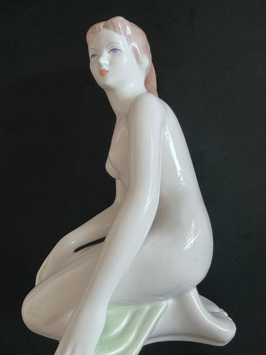 Figurka Aquincum akt naga kobieta vintage porcelana