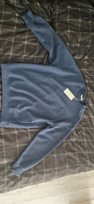 Niebieska bluza stylu crew