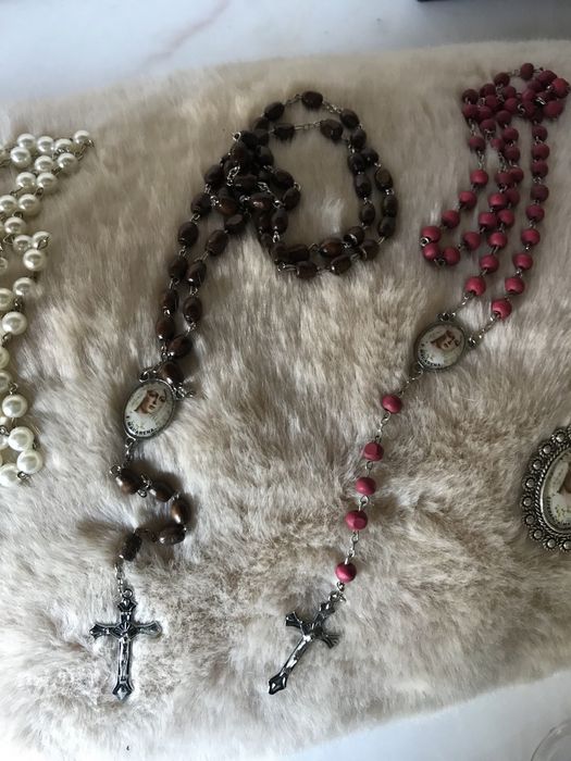 Terços NOVOS com caixa pérolas, castanho e vermelho e porta chaves