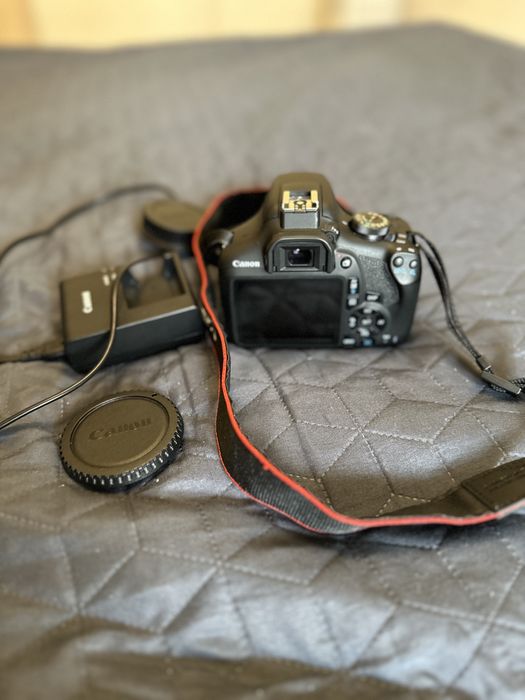 Фотоапарт Canon EOS 2000D