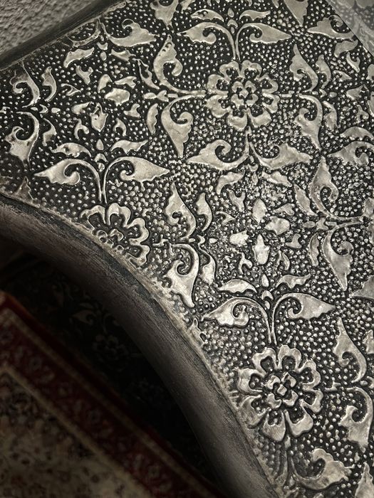 Cómoda Barroca Prateada com Relevo – Design Exclusivo